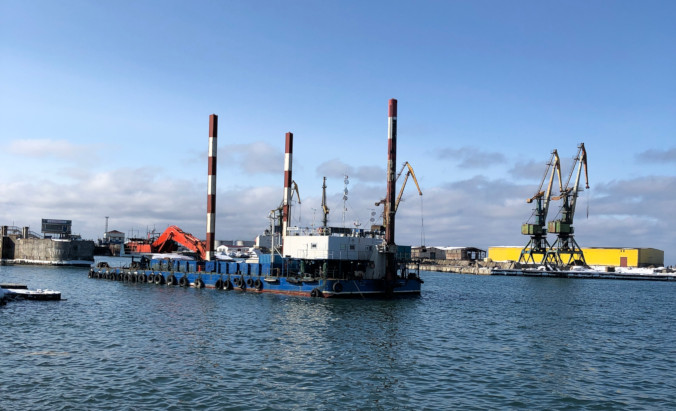 В акватории морского порта Холмск проводятся дноуглубительные работы